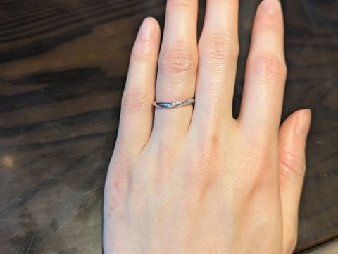 【ケイウノ ブライダル(K.UNO BRIDAL)の口コミ】 デザインはV字がきつすぎない緩やかなV字の形をしていて手がきれいに見え…