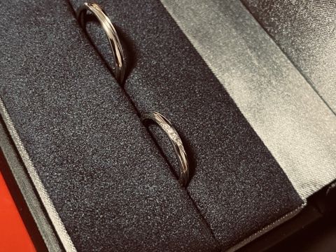 【ラザール ダイヤモンド(LAZARE DIAMOND)の口コミ】 シンプルですが、ラインがはいっており、ストレートリングなのにねじれて…