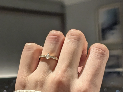 【ショーメ(CHAUMET)の口コミ】 特別感がありつつ普段着けても浮かないデザインがお気に入りです。雫型の…