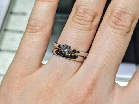 【ヴァン クリーフ＆アーペル(Van Cleef & Arpels)の口コミ】 シンプルなソリテールリングです。アームがセンターダイヤに向けて細くな…