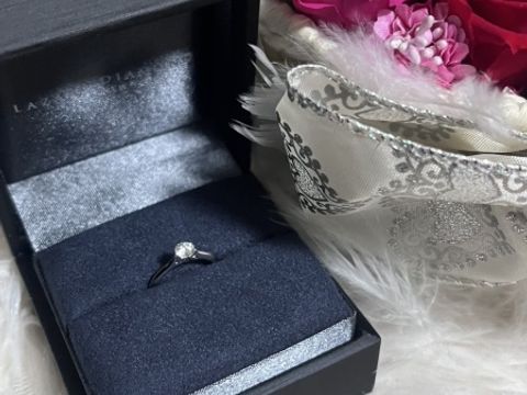 【ラザール ダイヤモンド(LAZARE DIAMOND)の口コミ】 シンプルなデザインで着け心地が良い点です。ダイヤがハマっているサイド…