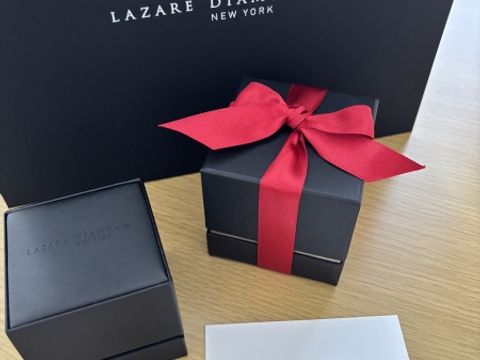 【ラザール ダイヤモンド(LAZARE DIAMOND)の口コミ】 海外のブランドらしく、日本のブランドとは少し異なり、とても華やかで個…