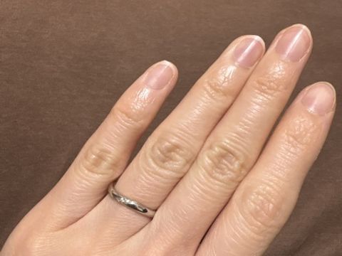 【アイプリモ(I-PRIMO)の口コミ】 シンプルですが真ん中に小さなダイヤが右上がりに5個ほどついています。指…