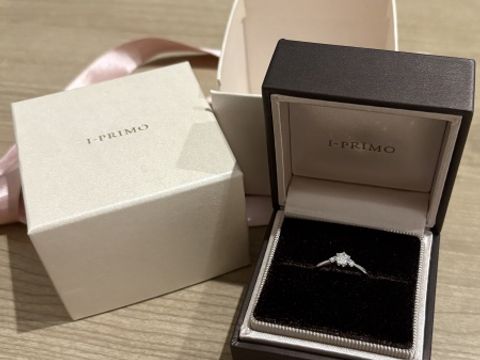 【アイプリモ(I-PRIMO)の口コミ】 デザインはシンプルで定番の形ですが、メレダイヤが両サイドについている…