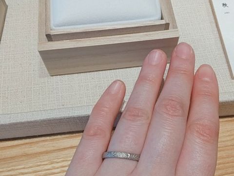 【KIRIYA BRIDAL(宝石の桐屋)の口コミ】 飽きのこないデザイン。
すべてのTPOにマッチする。
カジュアルに身に付け…