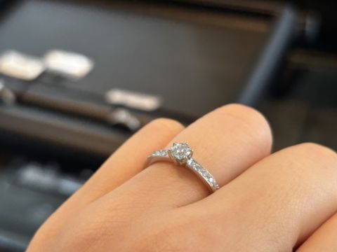 【エクセルコダイヤモンド(EXELCO DIAMOND)の口コミ】 雑誌で見ていたときは、シンプルな一粒ダイヤのものを見ていたが、実際に…