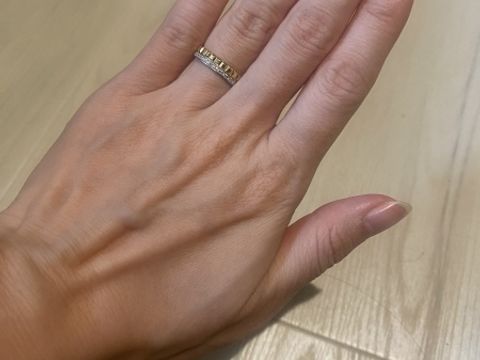 【ブシュロン(BOUCHERON)の口コミ】 結婚指輪として購入しました。
フルエタニティとゴールドがあわさったデザ…