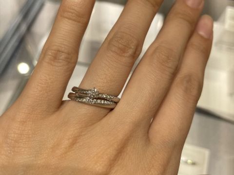 【4℃ BRIDAL(ヨンドシーブライダル)の口コミ】 左下りのダイヤモンドの流れるようなラインが入っているデザインのものを…