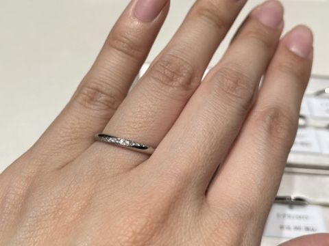 【アイプリモ(I-PRIMO)の口コミ】 ストレートラインで左下りのダイヤモンドの流れがあるデザインの指輪を探…