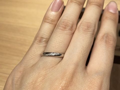 【PILOT BRIDAL(パイロットブライダル)の口コミ】 ストレートラインでメレダイヤが流れるようなデザインのリングを探してい…