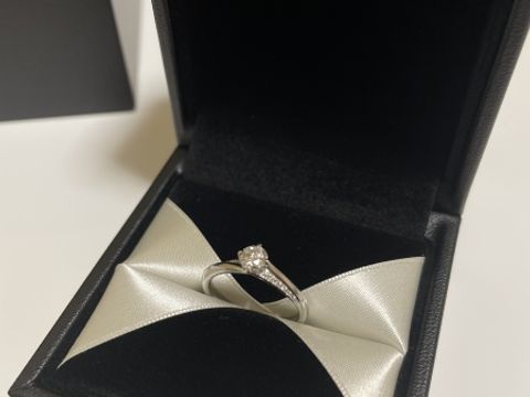 【エクセルコダイヤモンド(EXELCO DIAMOND)の口コミ】 婚約指輪は見つけた時から一目惚れのデザインでした。センターダイヤは浮…
