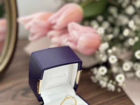 【俄(にわか)の口コミ】 ２つの小さなダイヤが１つの大きなダイヤを支える指輪になります。可愛い…