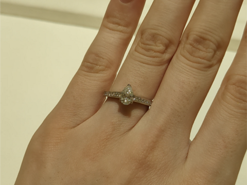 【グラフ(GRAFF)の口コミ】 日常的に着けられるペアシェイプかつアームにもダイヤがついているものを…