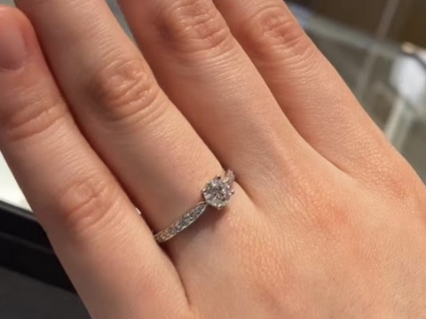 【ティファニー(Tiffany & Co.)の口コミ】 センターダイヤに向けてアームが細くなっていてダイヤが大きく見えるデザ…