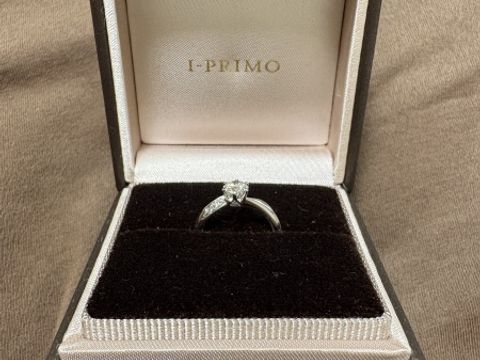 【アイプリモ(I-PRIMO)の口コミ】 中央に大きなダイヤがあるだけでなく、サイドにも小さなダイヤがあり、か…