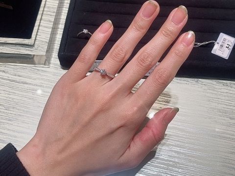【TRECENTI(トレセンテ)の口コミ】 センターダイヤに向けてリングが絞られていて、指が細く長く見えると思い…