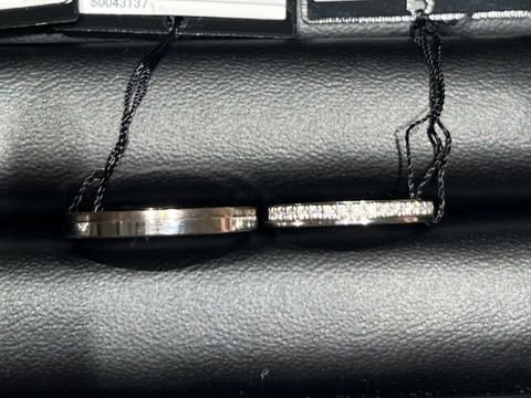 【ラザール ダイヤモンド(LAZARE DIAMOND)の口コミ】 女性用のものは、ぐるっと一周小さなダイヤが埋められており、少しゴージ…