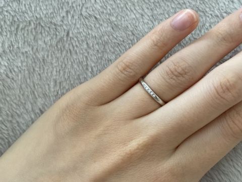 【銀座ダイヤモンドシライシの口コミ】 シンプルなデザインで日常的に着用しやすく、仕事中でも悪目立ちしないの…