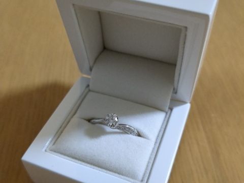 【IDEAL Plus fort(アイデアルプリュフォール)の口コミ】 サイドのダイヤモンドが沢山付いていてキラキラしており、デザインが素敵…