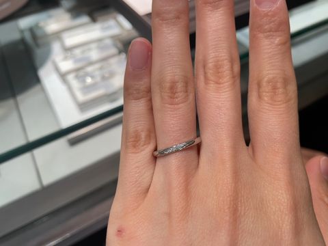 【アイプリモ(I-PRIMO)の口コミ】 ストレートタイプのリングです。ダイヤが一列に並んで配置されていてシン…