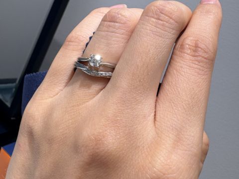 【銀座ダイヤモンドシライシの口コミ】 Plumageは羽を意味するみたいです。
右側に向けてダイヤモンドがキラキラ…