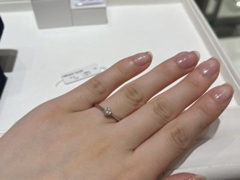 【festaria bijou SOPHIA(フェスタリア ビジュソフィア)の口コミ】 私が見た中では少し大きめの一粒のダイヤのリングを試着させていただきま…