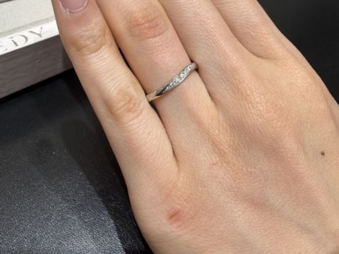 【モニッケンダム(MONNICKENDAM)の口コミ】 ウェーブしているリングで、その形が指を長く綺麗に見せてくれるというこ…