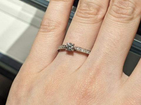 【銀座ダイヤモンドシライシの口コミ】 アームがセンターダイヤに向けて細くなっており、ダイヤも付いているデザ…