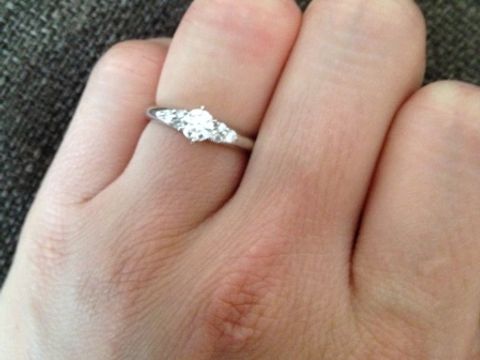 【cadeaux(カドゥー)の口コミ】 欲しかった結婚指輪に合うような婚約指輪を探していました。
メインダイヤ…