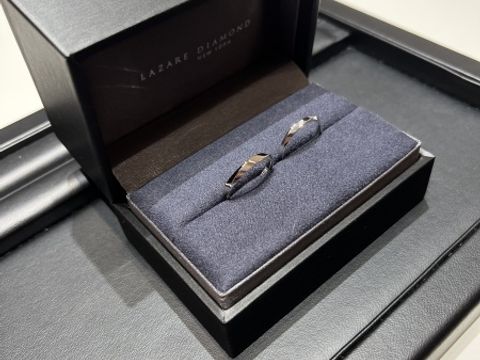 【ラザール ダイヤモンド(LAZARE DIAMOND)の口コミ】 プラチナかつ鍛造製なので頑丈な作りになっています。斜めにカットが入っ…
