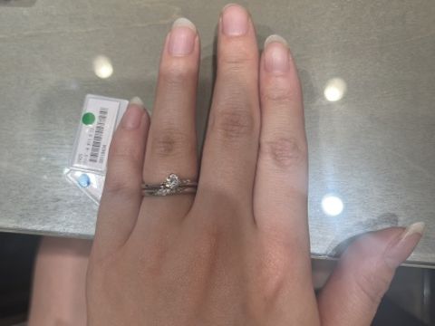 【アイプリモ(I-PRIMO)の口コミ】 斜めにストーンのある柔らかい雰囲気で可愛いです(^_^)
デザインがすごく…