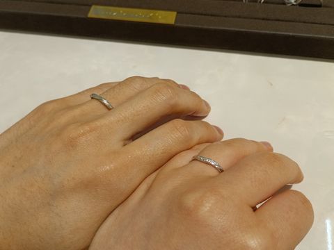 【Love Bond(ラブボンド)の口コミ】 素材はプラチナのため、金属アレルギーに対しても安心できる。デザインは…