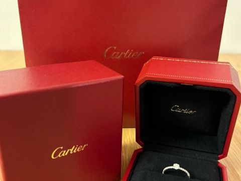【カルティエ(Cartier)の口コミ】 指になじむ滑らかな着け心地が良いです。結婚指輪と重ねて使っているので…