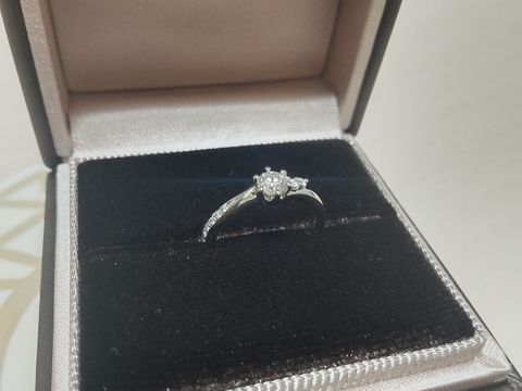 【アイプリモ(I-PRIMO)の口コミ】 左にはライン状にダイヤモンドが並んでおり、右にはポイントでダイヤモン…