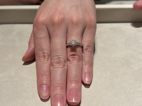 【ブシュロン(BOUCHERON)の口コミ】 エレガンスではあるものの、派手過ぎないものを探していました。こちらは…