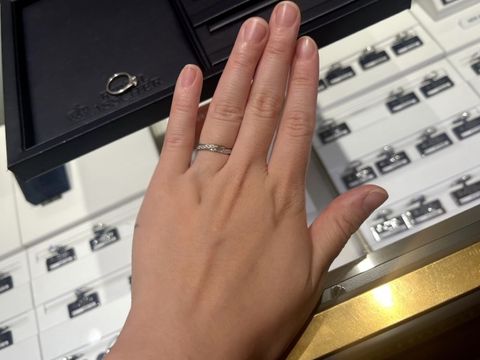 【ROYAL ASSCHER(ロイヤル・アッシャー)の口コミ】 メレダイヤがふんだんに使われたエレガントな指輪を求め、メレダイヤの白…