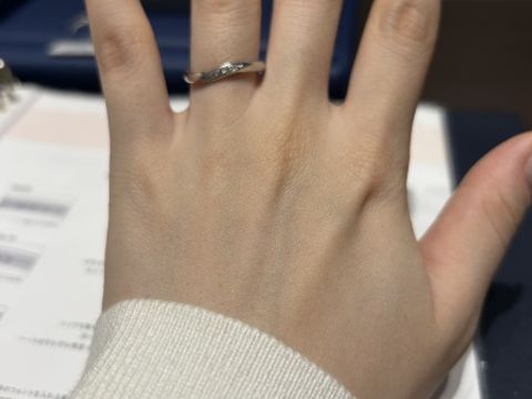 【銀座ダイヤモンドシライシの口コミ】 長くいつでもつけていたいと考えたためプラチナで、斜めに入ったダイヤが…