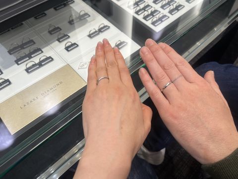 【ラザール ダイヤモンド(LAZARE DIAMOND)の口コミ】 シンプルすぎずかつ派手過ぎず仕事にも
つけていけるようなデザインを探し…