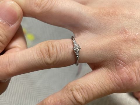 【銀座ダイヤモンドシライシの口コミ】 ひとつの大きなダイヤに周りに小さいのがある感じにしました。指輪の名前…