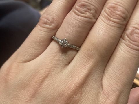 【銀座ダイヤモンドシライシの口コミ】 試着する前はシンプルなものが良いと思っていましたが、最初からしぼりす…