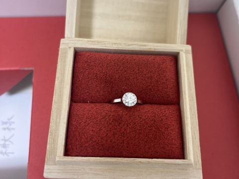 【出雲結(いずもゆい)の口コミ】 デザインがとても気に入りました。
真ん中の大きいダイヤの回りに小さなダ…