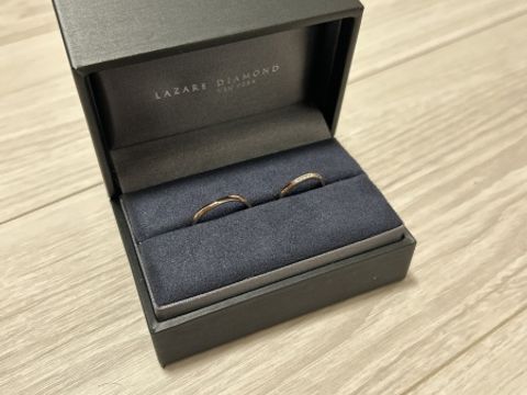 【ラザール ダイヤモンド(LAZARE DIAMOND)の口コミ】 指が短いので、長くかつ綺麗に見えるものがいいと思い、ウェーブがかった…