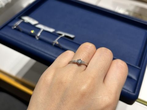【銀座ダイヤモンドシライシの口コミ】 指輪のデザインが気に入りました。手と手を取り合ったイメージになってい…