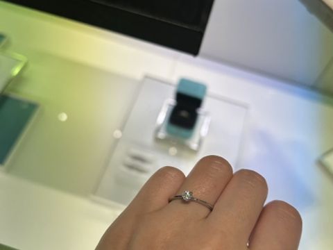【ティファニー(Tiffany & Co.)の口コミ】 リングが細いものを探しており、結婚指輪との重ね付けができるもので見て…