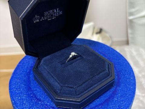 【ROYAL ASSCHER(ロイヤル・アッシャー)の口コミ】 ダイヤモンドの輝きが非常に良かったです。箱も綺麗で凄く美しいです。派…