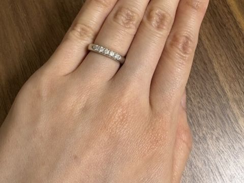 【MIKIMOTO(ミキモト)の口コミ】 ストレートの指輪にダイヤが5つ並んでいるシンプルなデザインですが、ダイ…