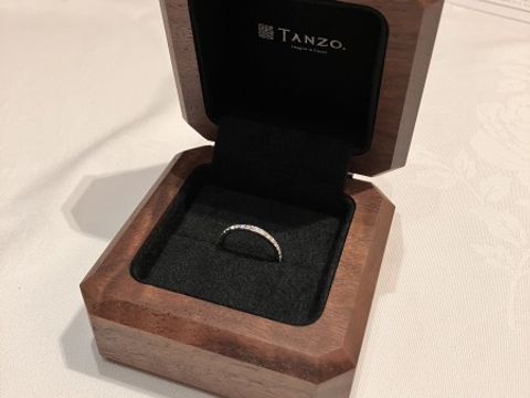 【TANZO.(鍛造指輪)の口コミ】 フルエタニティの婚約指輪を購入しました。ダイヤモンドの数が増える分、…