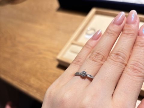 【ith(イズ)の口コミ】 ミル打ちされていて真ん中がキュッとなってる可愛さとアンティークぽさの…