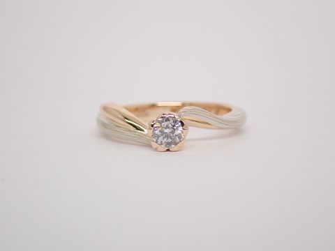 【杢目金屋(もくめがねや)の口コミ】 『咲いた、桜一輪』というコンセプト。
横からの佇まいは、一輪の桜が咲き…