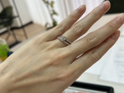 【鶴(mikoto)の口コミ】 メレダイヤの入っている部分のデザインがウェーブになっていて、他店では…